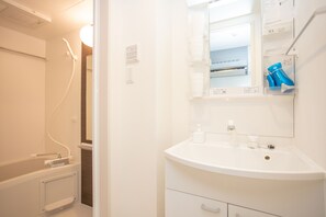 Een bad/douchecombinatie, gratis toiletartikelen, een haardroger