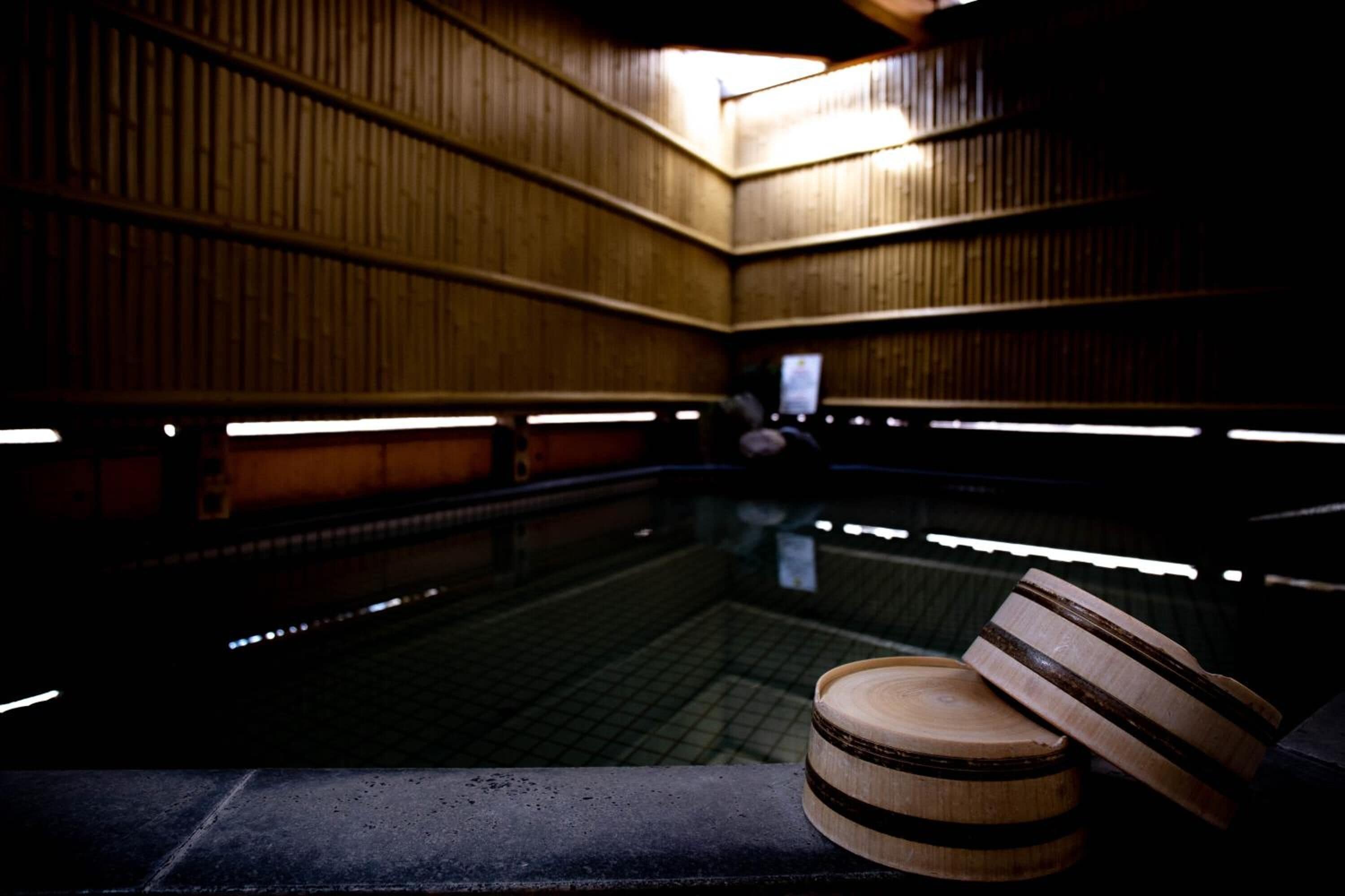 Bañera y ducha independientes y bañera profunda