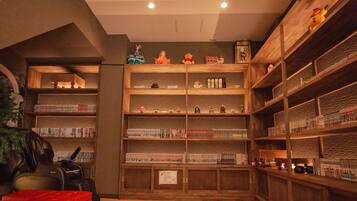 Een bibliotheek met meerdere houten boekenkasten, vol boeken en diverse decoratieve objecten.