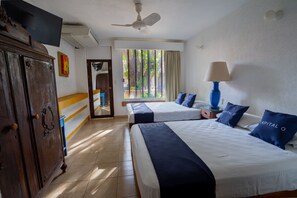 Deluxe Double Room | Iron/ironing board, bed sheets - Hotel Misión, Acapulco Centro (Acapulco)