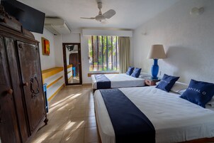 Tabla de planchar con plancha y ropa de cama 