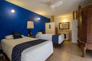Iron/ironing board, bed sheets - Hotel Misión, Acapulco Centro (Acapulco)