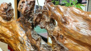 Primer plano de una escultura de madera con intrincados grabados.