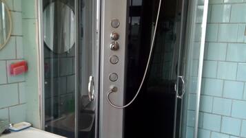 Sèche-cheveux, chaussons, serviettes fournies