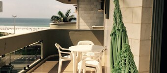 Wonderful balcony in Praia do Forte, 3-bedroom apartment with air conditioning + WiFi + morning sun. 