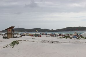 On the beach - Wonderful balcony in Praia do Forte, 3-bedroom apartment with air conditioning + WiFi + morning sun.  (Cabo Frio)