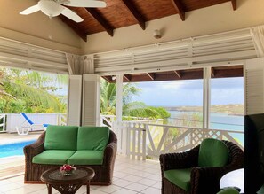 Smart-TV, DVD-spiller, bøker og stereoanlegg