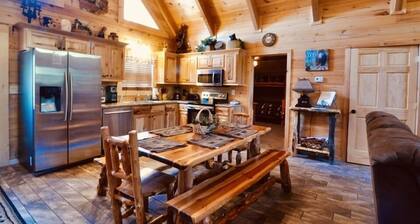 Ozark Legends Lodge- Lg Game Rm, Private Hot tub; 1 Mile to Thunder Ridge