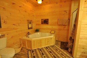 Jetted tub, hair dryer, towels, soap - Ozark Legends Lodge- Lg Game Rm, Private Hot tub; 1 Mile to Thunder Ridge (Ridgedale)