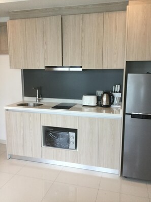 Kühlschrank, Mikrowelle, Herdplatte, Wasserkocher