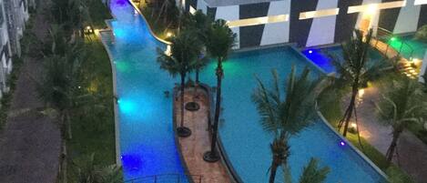 Utomhuspool, pool på takterrassen och solstolar