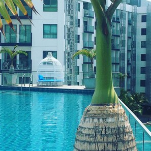 Utomhuspool, pool på takterrassen och solstolar
