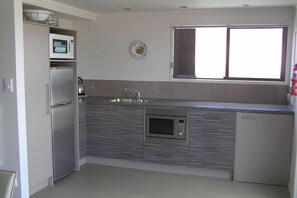 Frigorifero, microonde, piano cottura, macchina per tè/caffè