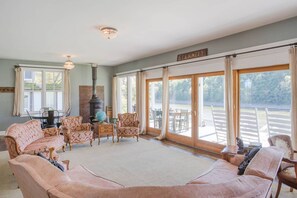 Smart TV, fireplace, DVD player, books