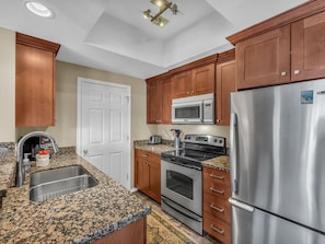 Kjøleskap, mikrobølgeovn, ovn og kokeplater