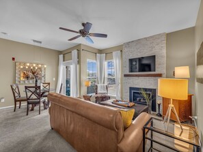 TV, peis, DVD-spiller og bøker