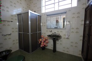 Doccia, asciugacapelli, bidet, sapone