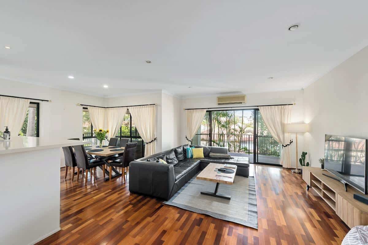 Flat-screen TV, Netflix, streaming services