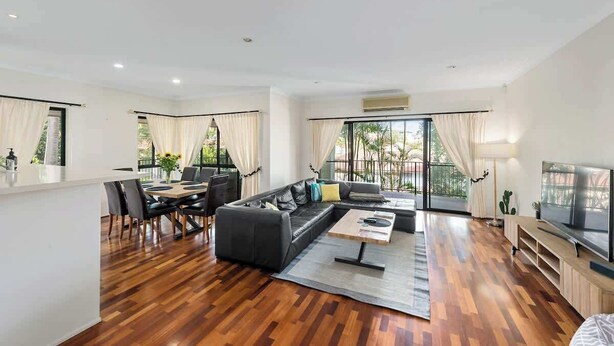Una sala de estar moderna con un sofá, una mesa de centro y una televisión.