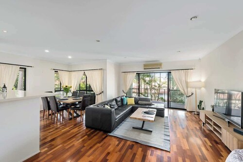 Spacious & Serene! 3Bed/2Bath/2+Cars ~ House