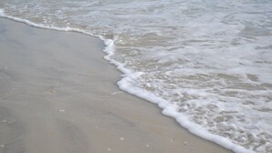 Ein Strand mit sanft rauschenden Wellen.
