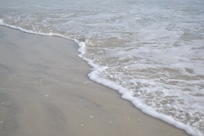 On the beach - Gorgeous Direct OCEANFRONT Home - Straight Out of Pottery Barn - 3 Decks/Pool Table - Amazing Views (St Augustine Beach)