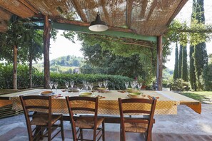 Outdoor dining - Stunning  villa for 8 people with WIFI, private pool, TV, veranda and panoramic view, close to L... (Lucca)