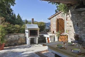 Outdoor dining - Wonderful  villa with WIFI, private pool, TV, veranda and panoramic view, close to Lucca (Lucca)