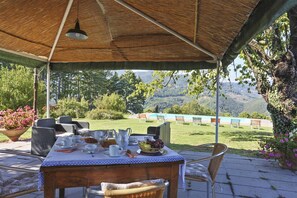 Outdoor dining - Wonderful  villa with WIFI, private pool, TV, veranda and panoramic view, close to Lucca (Lucca)