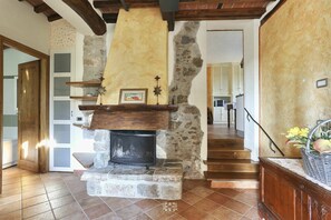 TV, fireplace, DVD player - Stunning  villa for 8 people with WIFI, private pool, TV, veranda and panoramic view, close to L... (Lucca)