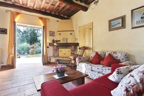 TV, fireplace, DVD player - Stunning  villa for 8 people with WIFI, private pool, TV, veranda and panoramic view, close to L... (Lucca)