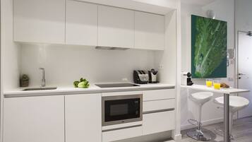 Een koelkast, een magnetron, een oven, een vaatwasser