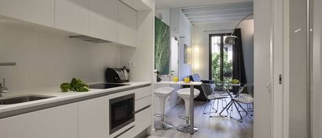 Kühlschrank, Mikrowelle, Ofen, Geschirrspüler