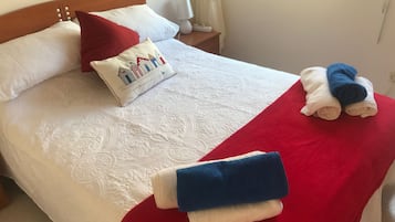 3 slaapkamers, een strijkplank/strijkijzer, gratis wifi, beddengoed