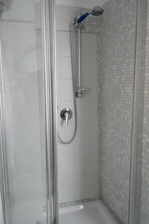 Douche, sèche-cheveux, bidet, serviettes fournies