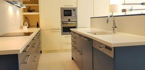 Fridge, microwave, oven, stovetop - Calella-Port Bo · Sun, Sea & Unique Character (Calella de Palafrugell)