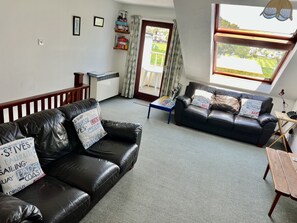 TV connectée, lecteur de DVD, livres, médiathèque