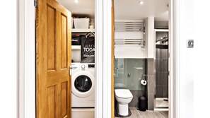 Douche, articles de toilette (gratuits), serviettes fournies