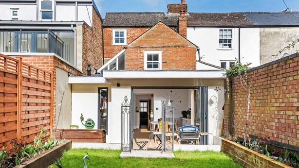 A residential property with a small garden, a peacock statue, and a garage. - Modern, Chic 3BR Townhouse in Central Oxford - Pass the Keys (Oxford)