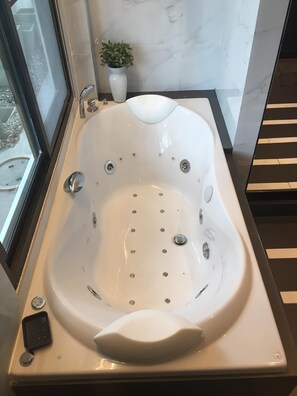 Ensemble douche/baignoire, baignoire à jets, sèche-cheveux