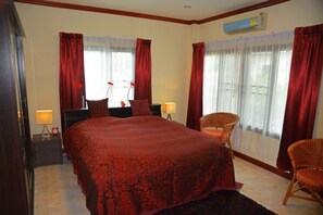 3 chambres, coffres-forts dans les chambres, fer et planche à repasser