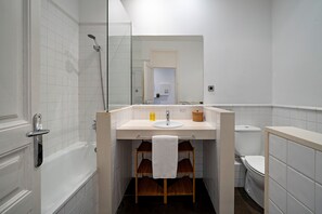 Bathtub, hair dryer, towels - Barcelona Balconies 12 - Habitat Apartments (Barcelona)