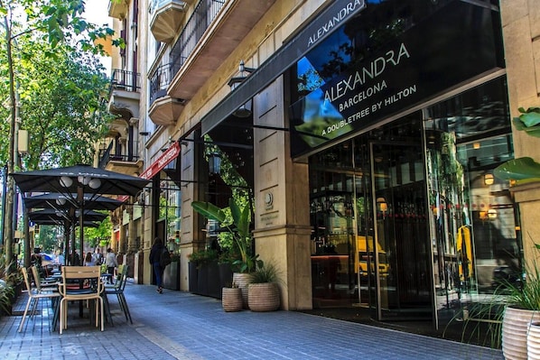 A hotel named 'ALEXANDRA BARCELONA' with a doubletree by Hilton, featuring outdoor seating and potted plants. - Barcelona Balconies 12 - Habitat Apartments (Barcelona)