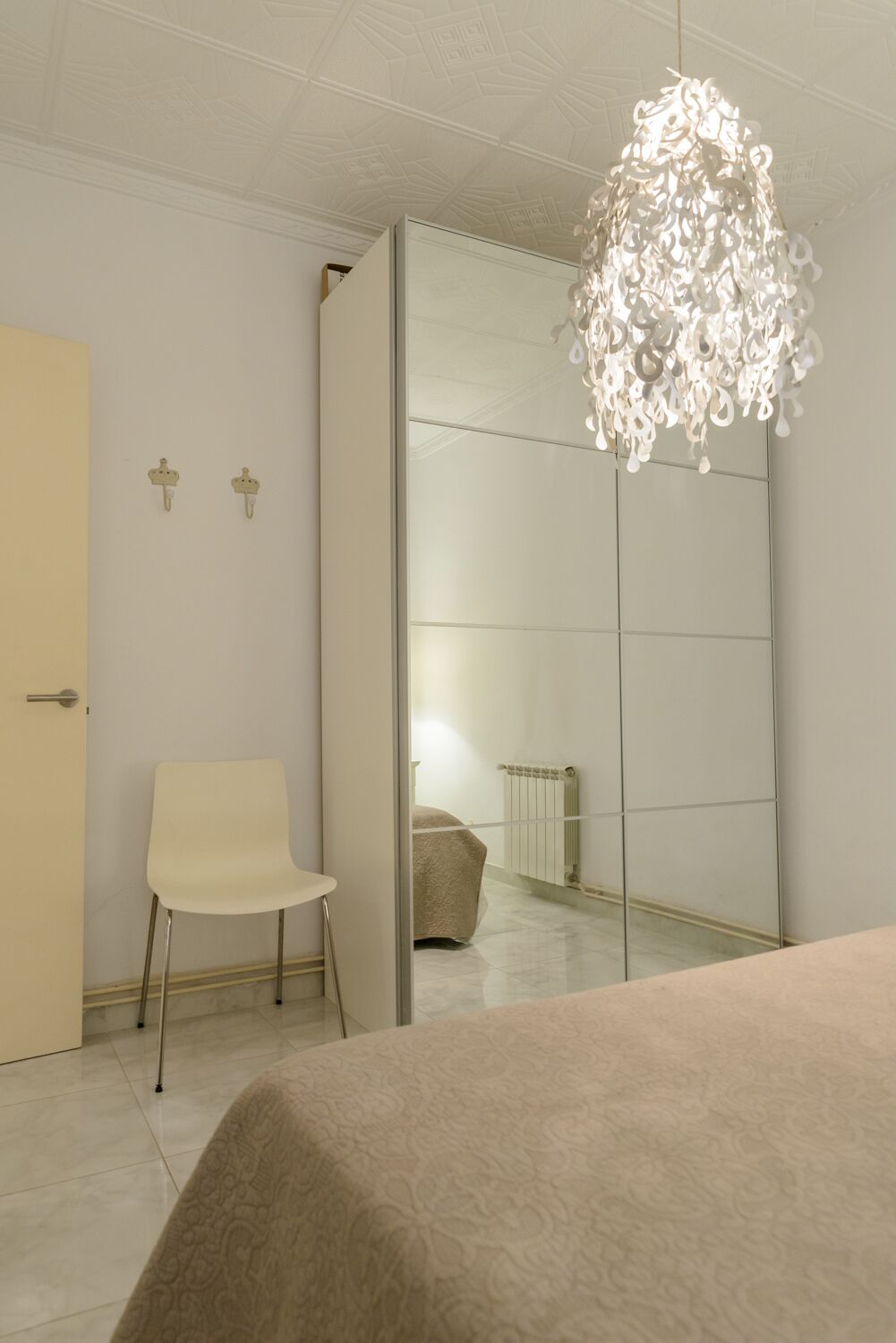 3 dormitorios, tabla de planchar con plancha, cuna de viaje