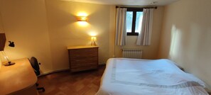 5 Schlafzimmer, Schreibtisch, Bügeleisen/Bügelbrett, kostenloses WLAN