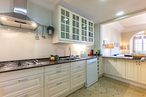 Frigorífico, microondas, horno y lavavajillas