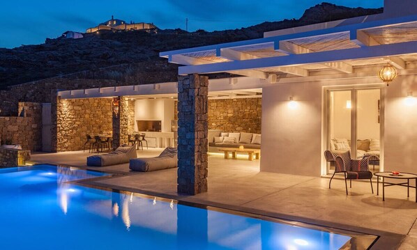 Alberca al aire libre y camastros 