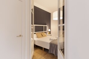 4 slaapkamers, een strijkplank/strijkijzer, gratis wifi, beddengoed