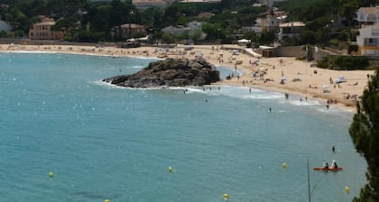 Very private Villa with large swimming pool and Aircon