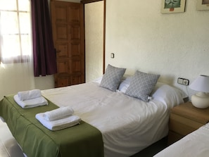 3 slaapkamers, een strijkplank/strijkijzer, reisbedje, gratis wifi